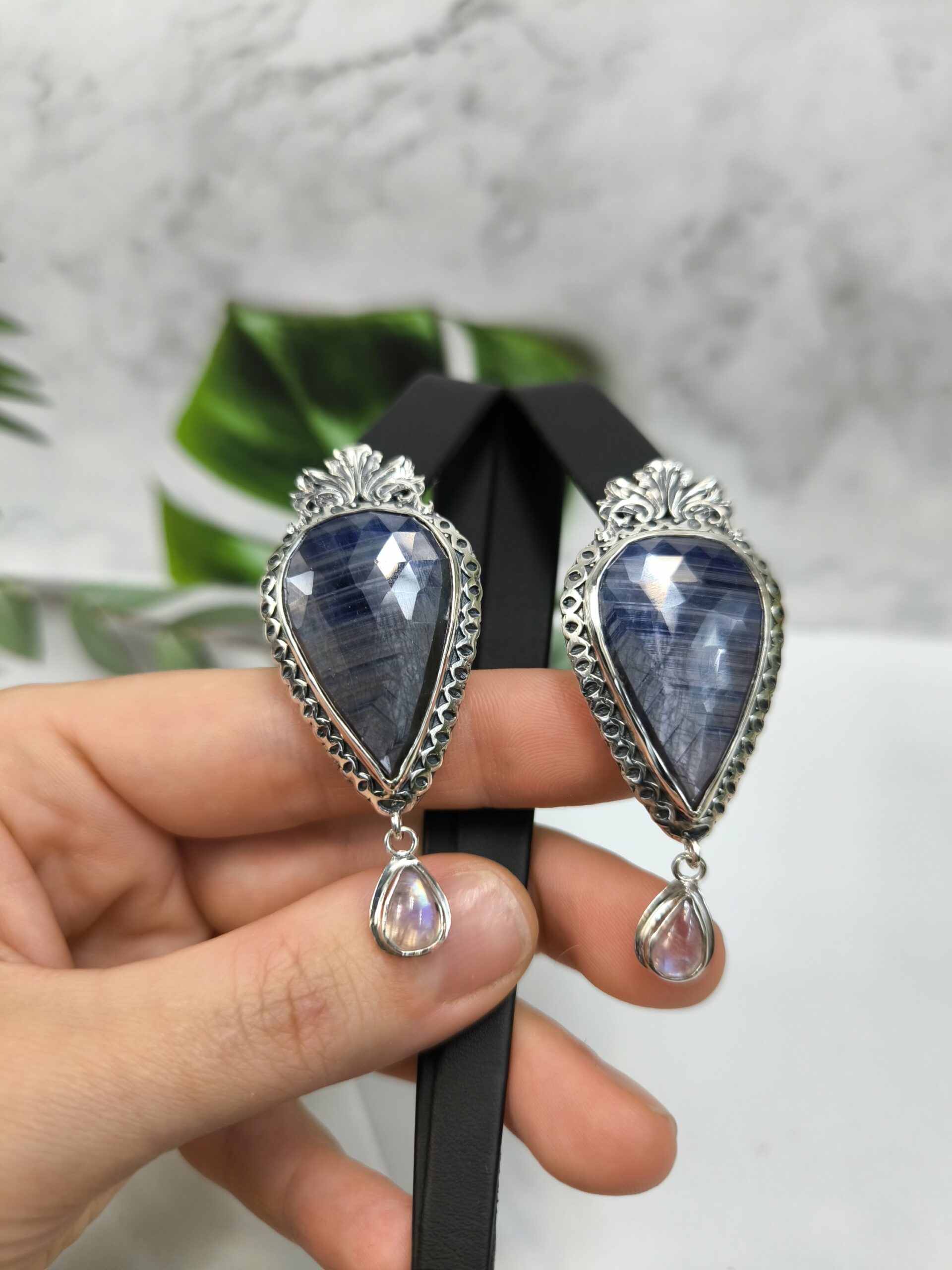 Серьги с крупным Сарфиром